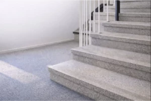 Moderne trap met grijze granietpanelen