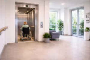 Toegang tot de lift in moderne lobby