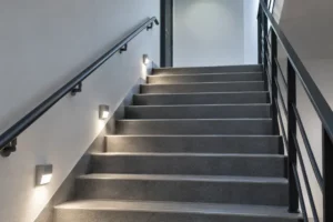 Moderne trap met groene uitgangsverlichting